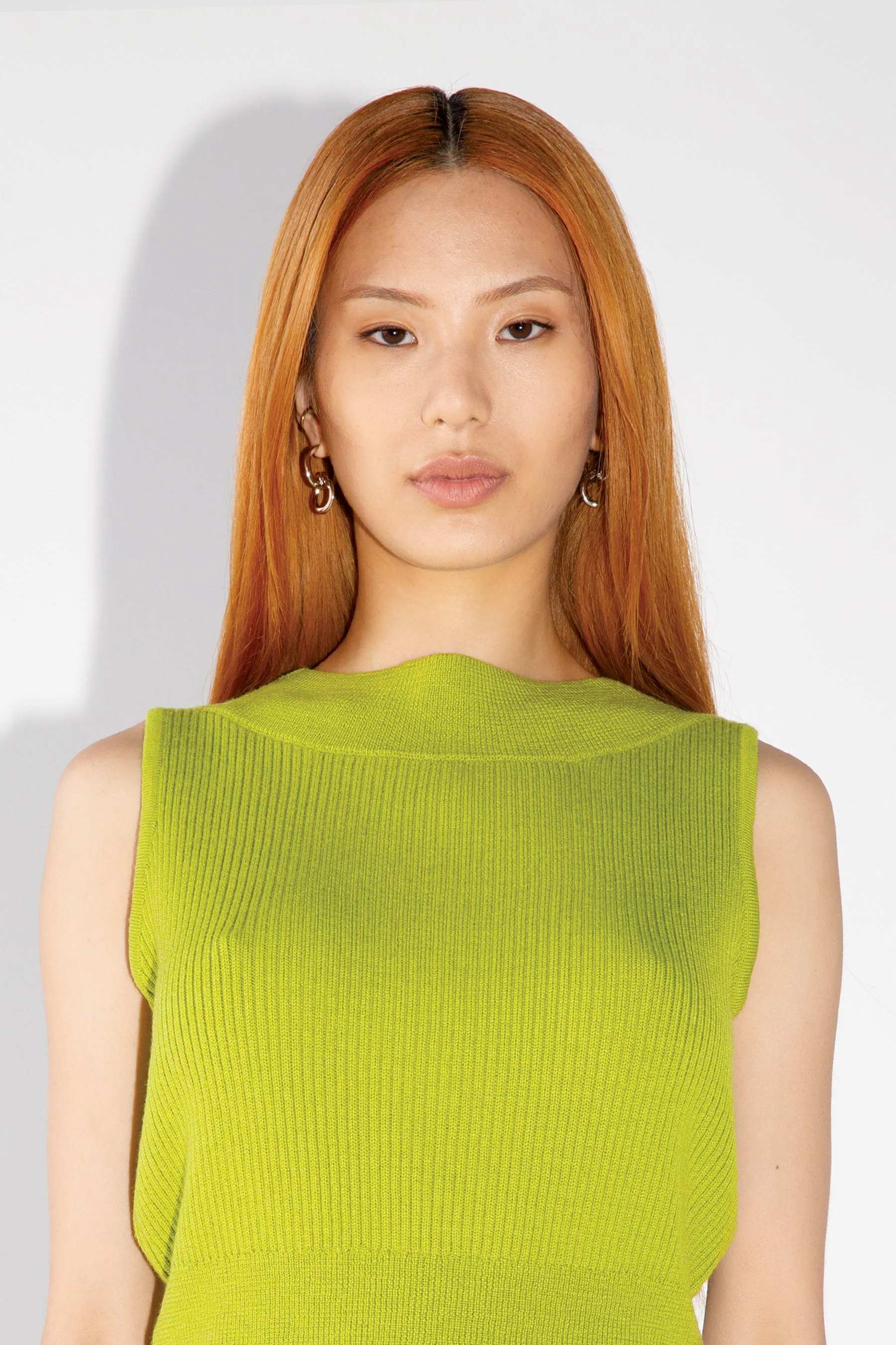 SLEEVELESS SWEATER